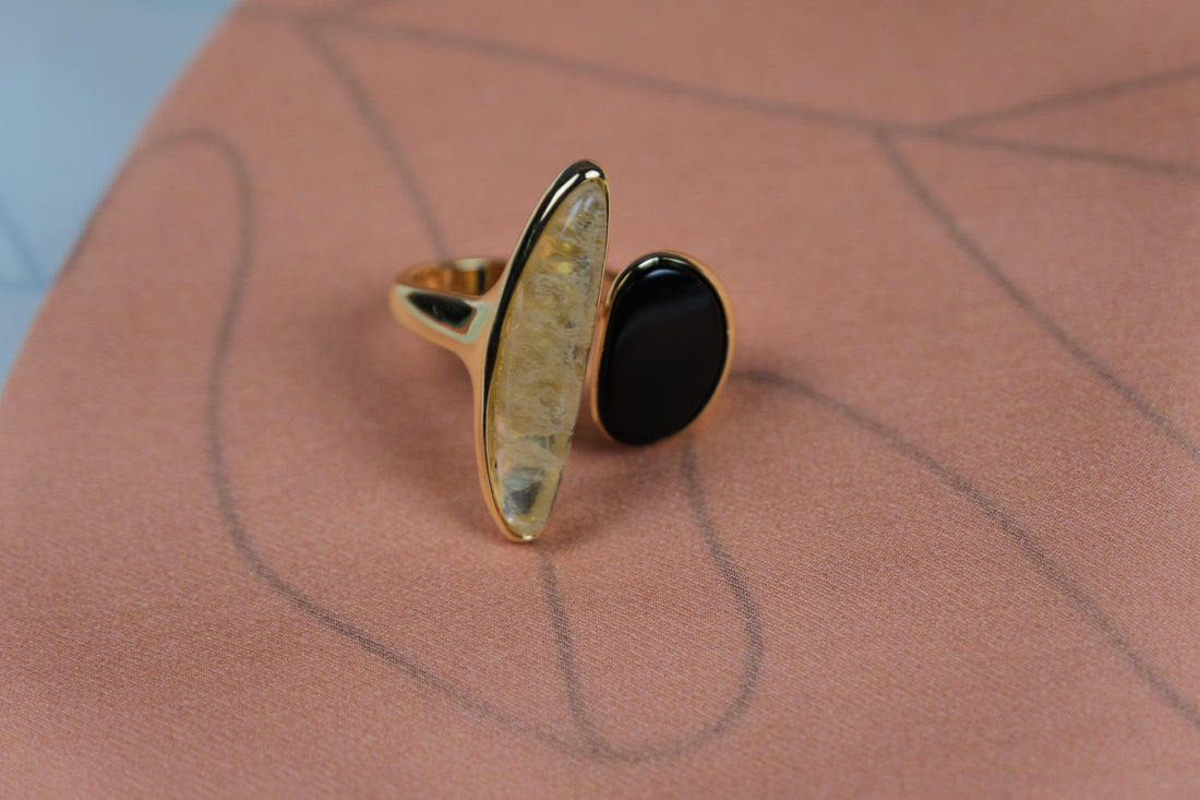 Une bague au design inspiré du ciel étoilé, vue de face